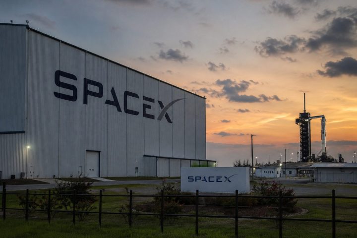Goldman Tops List for SpaceX IPO, as Musk Dismisses $1.8 Trillion Claim
