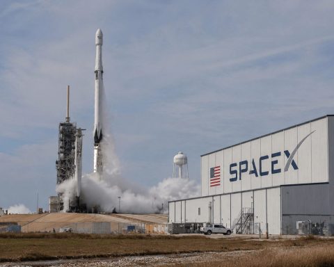 Investors Eye $1.8 Trillion SpaceX IPO, But a Major Hurdle Looms