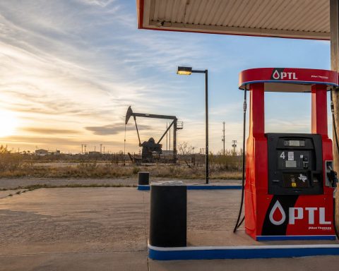 GOP Faces Midterm Heat Over Gas Prices; Johnson Flags Hormuz Risk