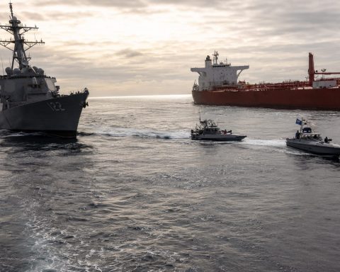 Iran Ship Seizure Jolts Hormuz Oil Talks as Trump Turns to China