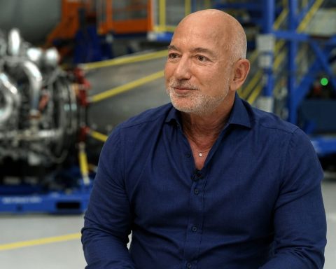 Bezos Sees SpaceX’s Mega IPO as Tied to a Larger Gamble