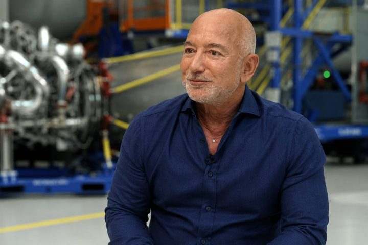 Bezos Sees SpaceX’s Mega IPO as Tied to a Larger Gamble