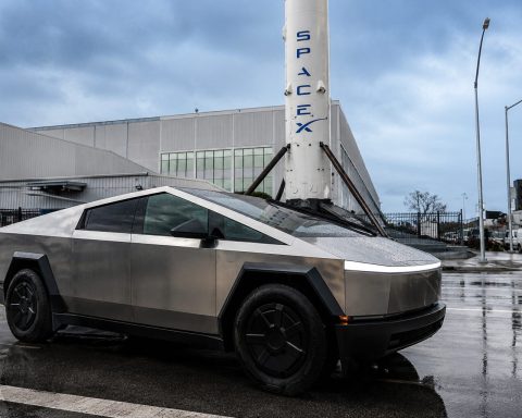 Speculation Over SpaceX-Tesla Tie-Up Throws Spotlight Back on Boeing’s Struggles in Space Sector