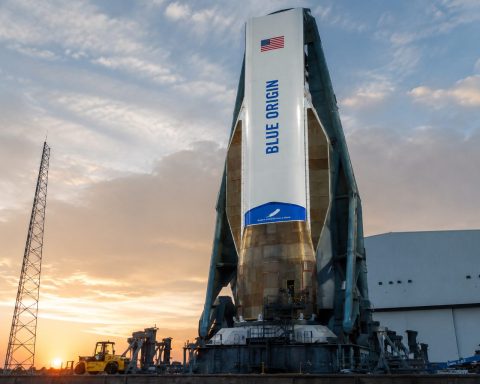 NASA Warns Blue Origin as Bezos Team Vows Quick Turnaround After Moon Rocket Delay