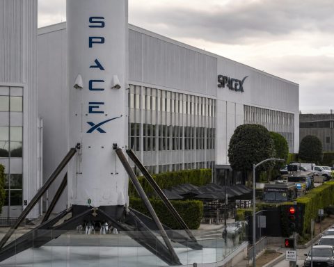 Wall Street contorts as SpaceX’s $75 billion IPO barrels toward markets